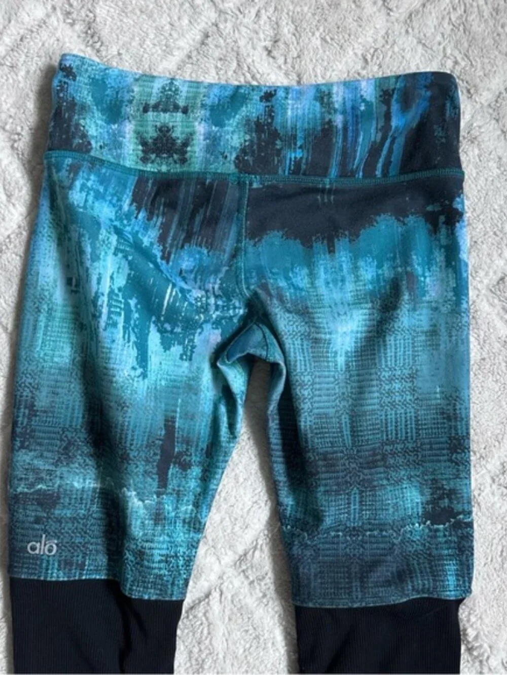ALO Yoga | Blue and Black Tie Dye Ribbed Low Rise Goddess Leggings | Size Small